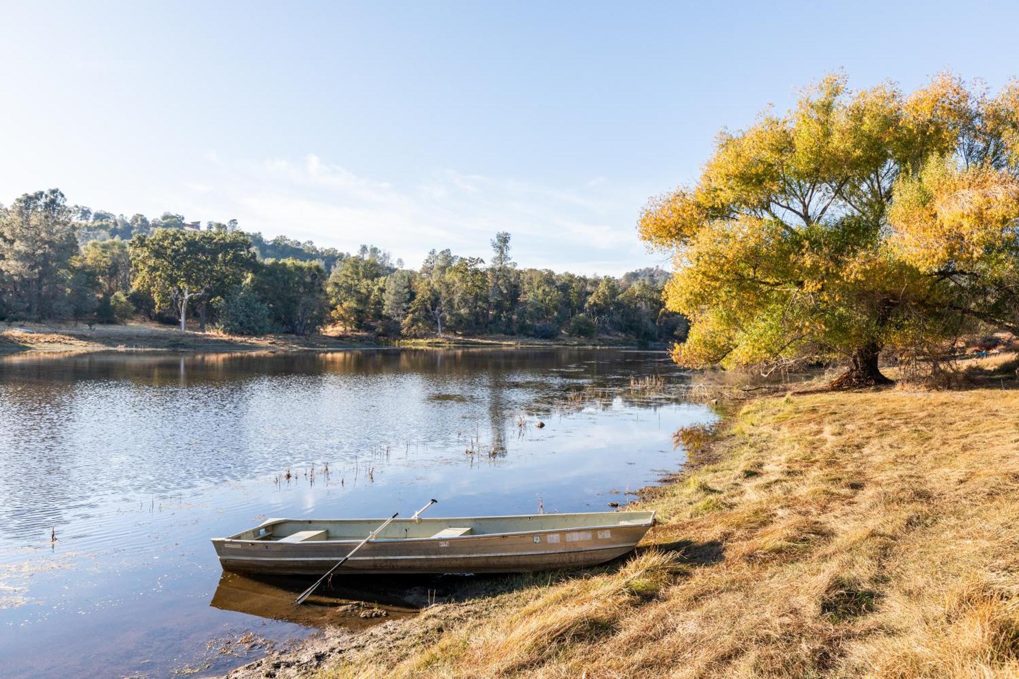 Rolling Oaks Ranch - 200 Acres Of Lakeside Beauty & Countryside Serenity มารีโปซา ภายนอก รูปภาพ